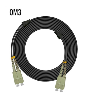Cordon de patch en fibre optique multimode avec des longueurs personnalisables et une faible perte d'insertion de &lt; 0,3 dB