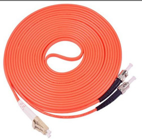 SM/OM1-OM5 Type de fibre LC-ST UPC/ APC Cordon de patch en fibre optique simple/duplex pour les réseaux ≤ 0,3 dB Perte d'insertion