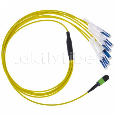 Cordon de patch MPO-CS durable pour les réseaux de télécommunications Perte d'interaction ≤ 0,3 dB Diamètre de fibre 50/125