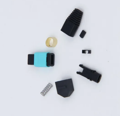Connecteur fibre optique préconnectorisé haute densité MTP® à 12 fibres pour le câblage de centre de données haute densité et la connexion directe de modules optiques 40G/100G/400G.