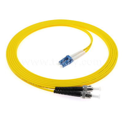 Le câble de patch en fibre optique simple et duplex LC-ST est utilisé pour l'interconnexion fiable des réseaux optiques.