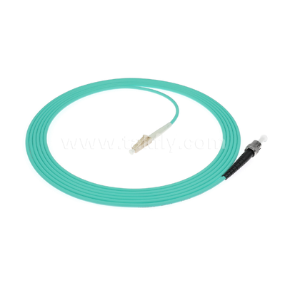 Le câble de patch en fibre optique simple et duplex LC-ST est utilisé pour l'interconnexion fiable des réseaux optiques.