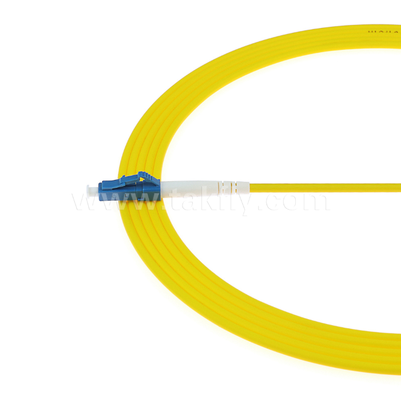 Le câble de patch en fibre optique simple et duplex LC-ST est utilisé pour l'interconnexion fiable des réseaux optiques.