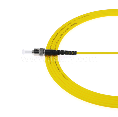 Le câble de patch en fibre optique simple et duplex LC-ST est utilisé pour l'interconnexion fiable des réseaux optiques.