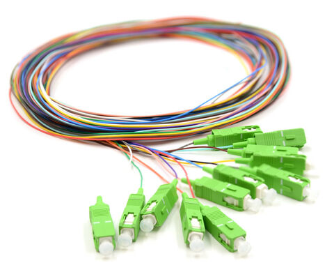 SC/APC Ensemble de pigtail en fibres optiques 12 couleurs codé par couleur pour faciliter l'identification, connecté d'une extrémité à l'autre, en fibres nues d'une extrémité à l'autre, destiné aux boîtes de terminaison, à l'épissage et à la connexion d'équipements