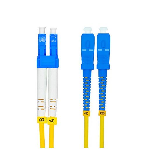 Corde à patch en fibre optique de qualité télécom avec perte < 0,3dB UPC/APC Couleur du connecteur bleu/beige poli