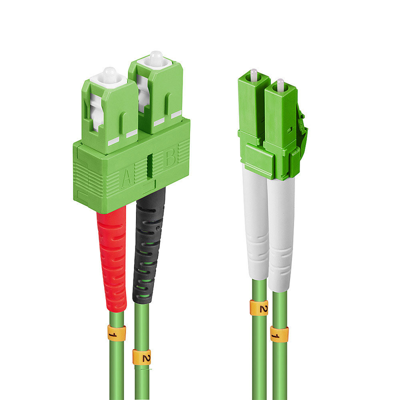 L'équipement est équipé d'un câble à fibre optique multimode de longueur personnalisée de qualité télécom PVC/LSZH, revêtement UPC/APC.