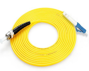 SM/OM1-OM5 Type de fibre LC-ST UPC/ APC Cordon de patch en fibre optique simple/duplex pour les réseaux ≤ 0,3 dB Perte d'insertion