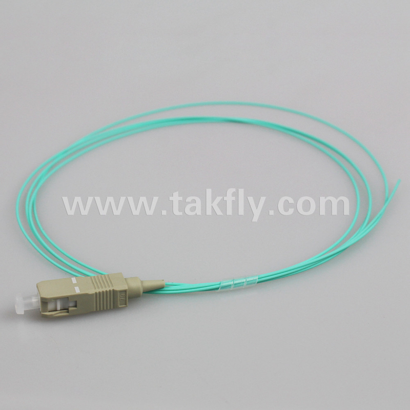 SC UPC 0,9 mm SX OM3 Pigtail en fibre optique 1,5 M avec une perte de retour élevée UPC SM≥50dB et une perte d'intervention faible ≤0,3dB