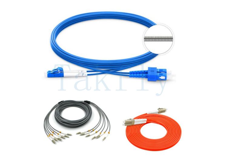 Cable de patch en fibre blindée tubes en acier inoxydable renforcés de kevlar insensible à la flexion pour les réseaux FTTH, les centres de données et les réseaux industriels