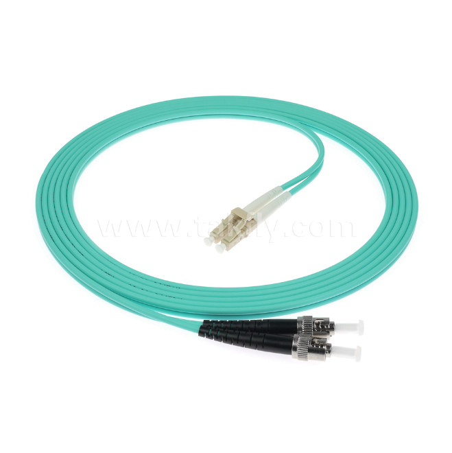 Le câble de patch en fibre optique simple et duplex LC-ST est utilisé pour l'interconnexion fiable des réseaux optiques.