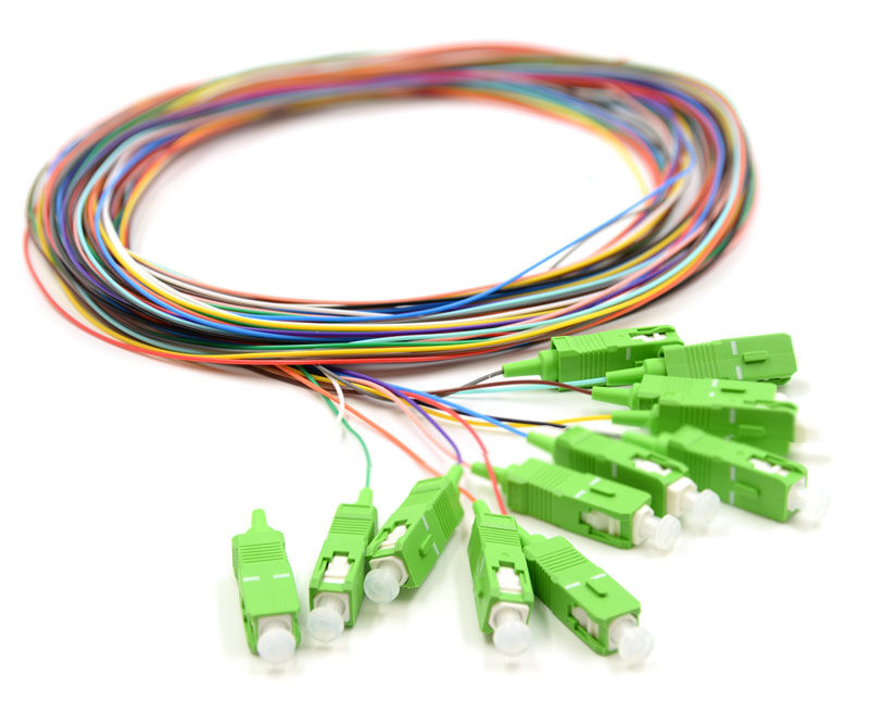 SC/APC Ensemble de pigtail en fibres optiques 12 couleurs codé par couleur pour faciliter l'identification, connecté d'une extrémité à l'autre, en fibres nues d'une extrémité à l'autre, destiné aux boîtes de terminaison, à l'épissage et à la connexion d'équipements